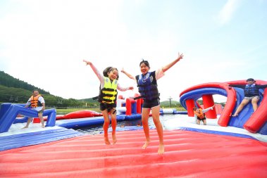 【水に浮かぶ】ウォーターアスレチック「ざっばーーんMINEYAMA」