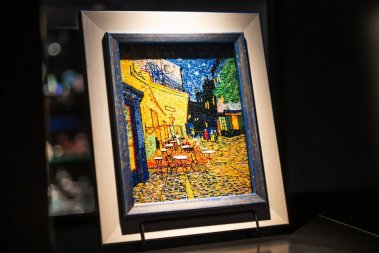 特別展｜ゴッホ「夜のカフェテラス」ミクロモザイク作品展示【KOBEとんぼ玉ミュージアム】
