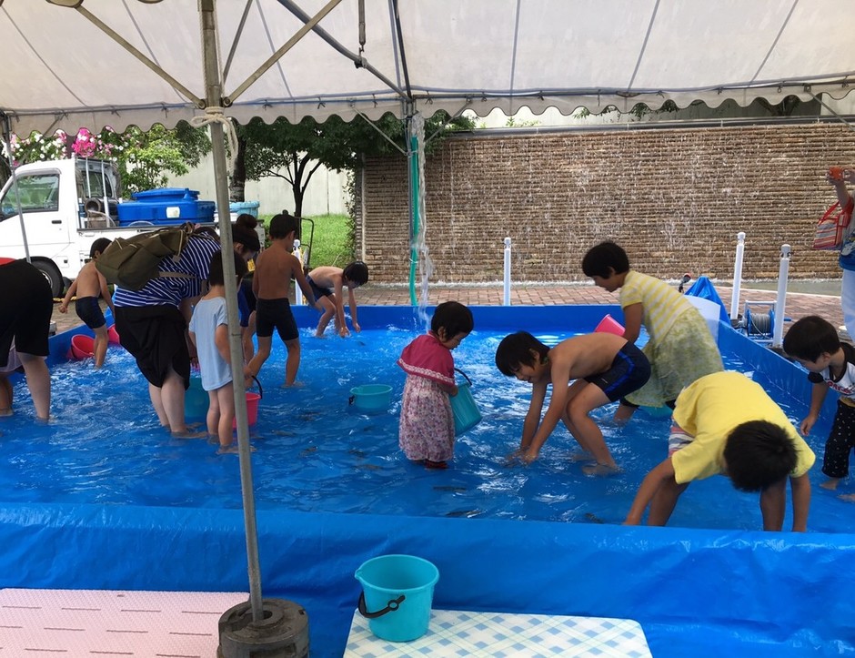 【しあわせの村】さかなのつかみどり