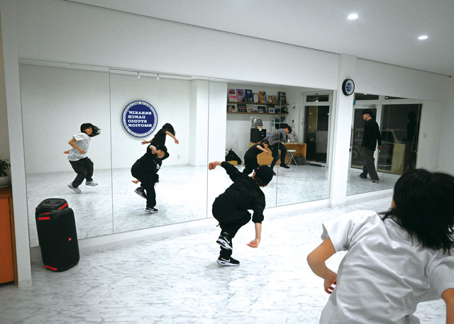 BREAKIN・ DANCE STUDIO EMOTION