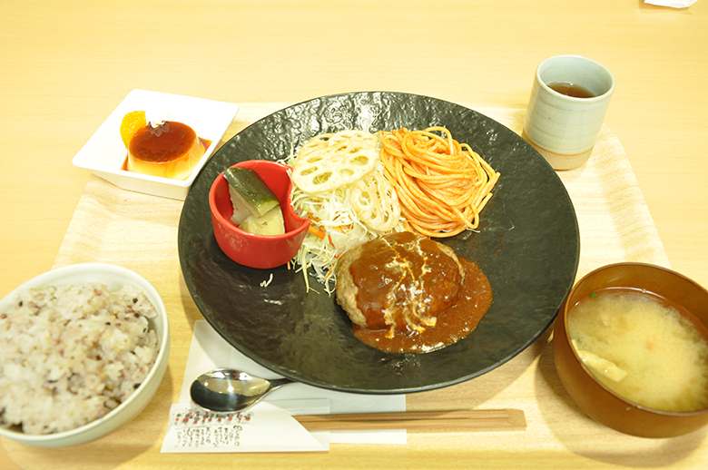 星の子ランチ（ハンバーグ）
