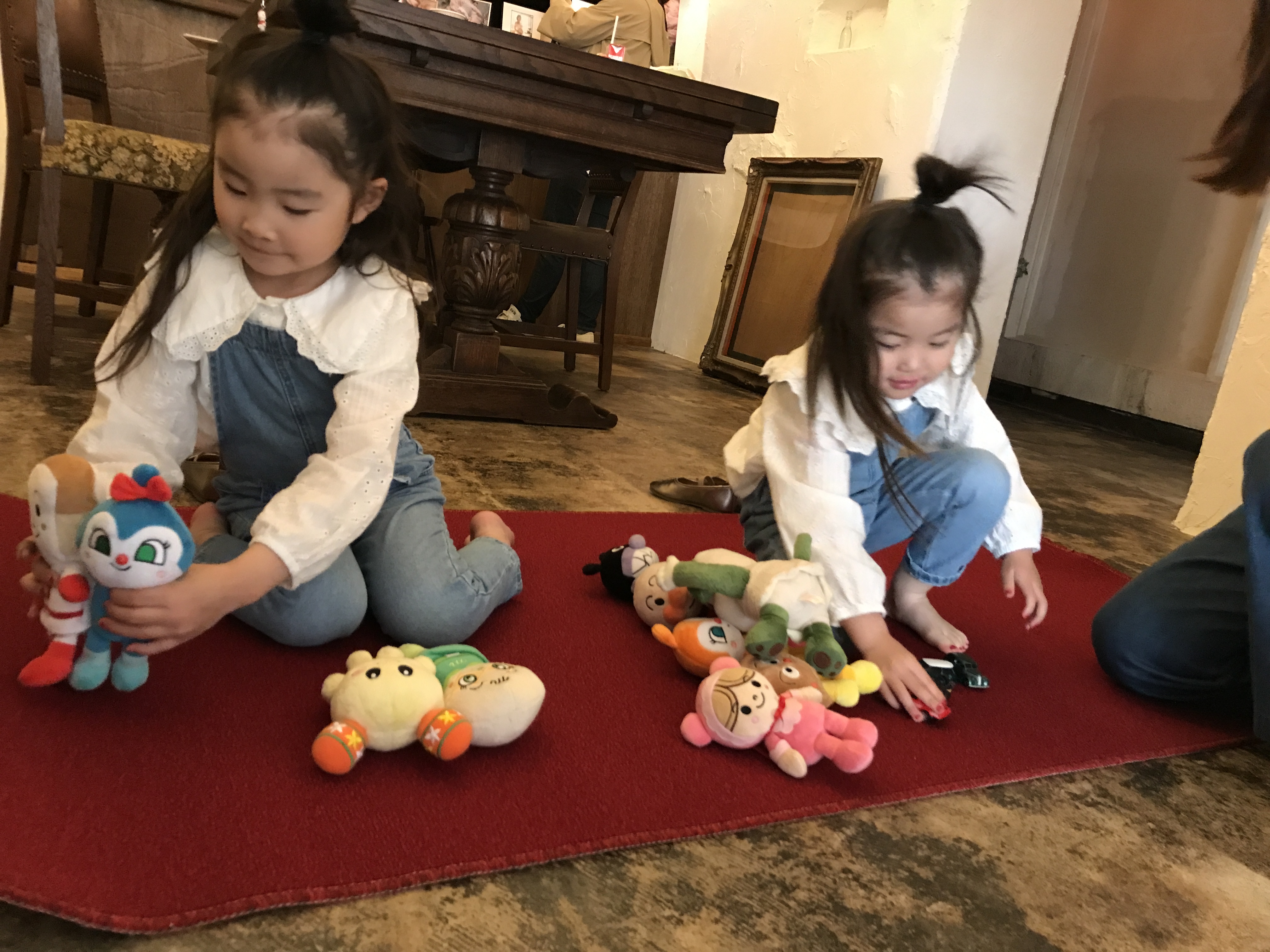 パパママスライド鑑賞中、子どもはごっご遊び