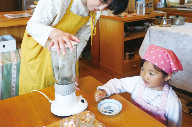 いりこを背割りにし、内臓を取り出してミキサーにかけ粉末にします