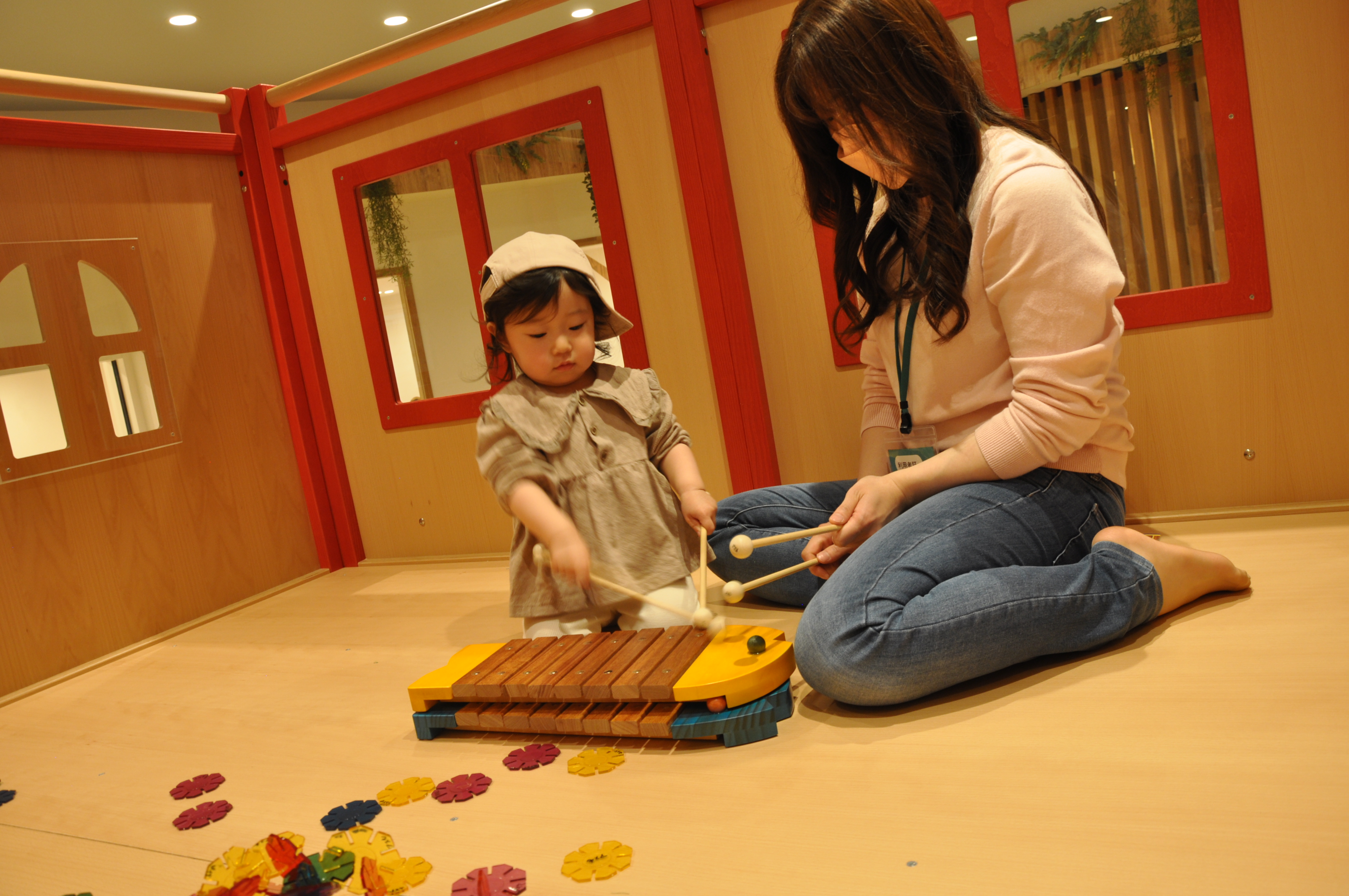 木琴で遊ぶ親子