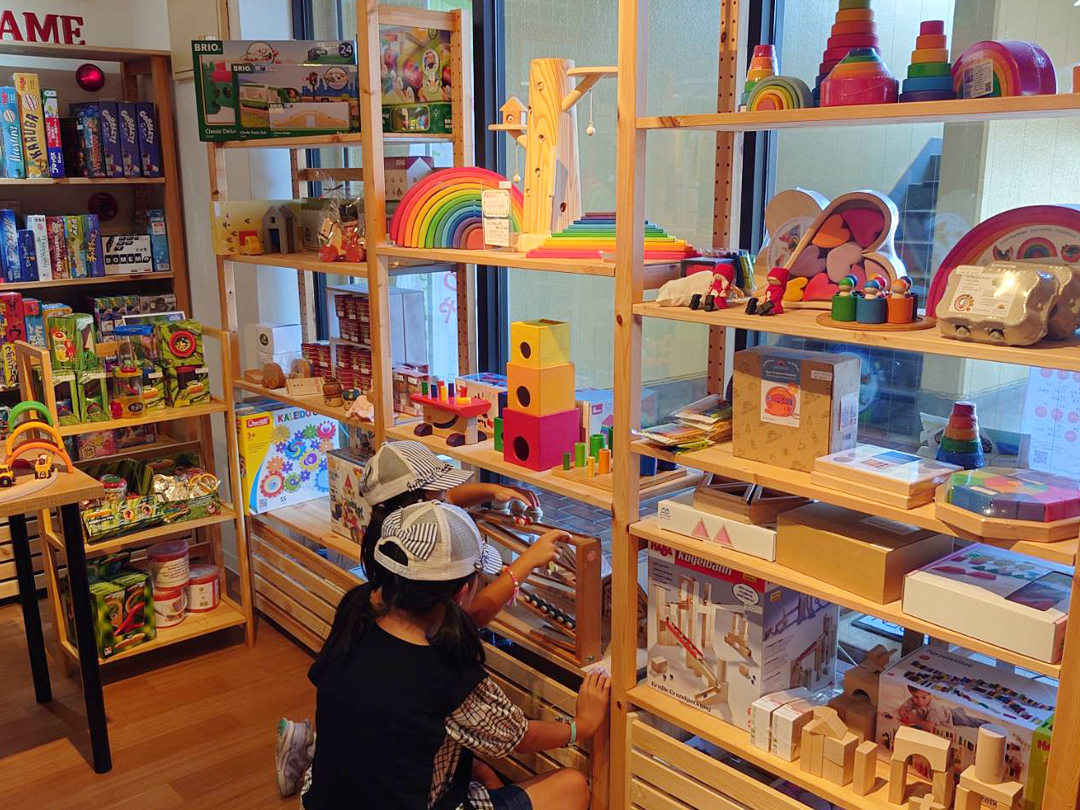 木のおもちゃころころ