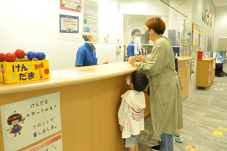 星の子館　フロントにてチェックイン