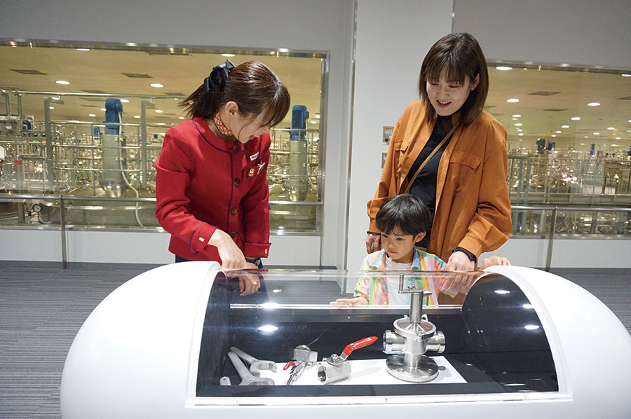 ヤクルト工場見学(10)洗浄作業器具の紹介