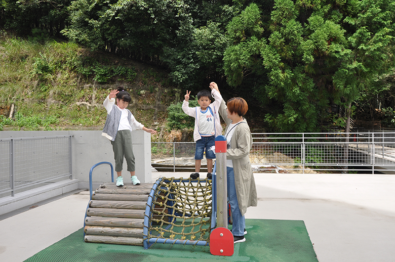 星の子館　遊具