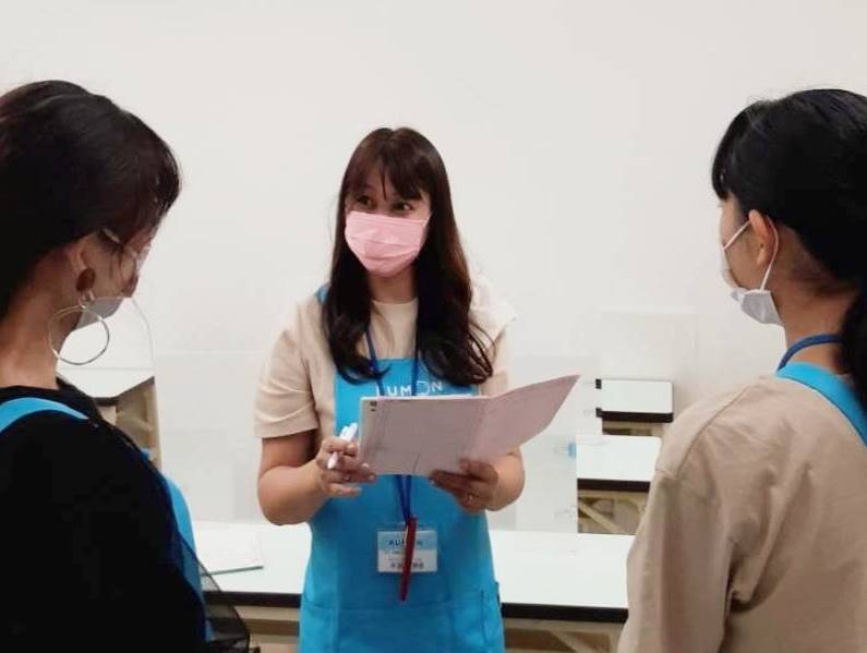 スタッフと打合せ中