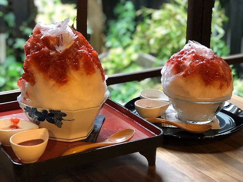 苺かき氷　大と小