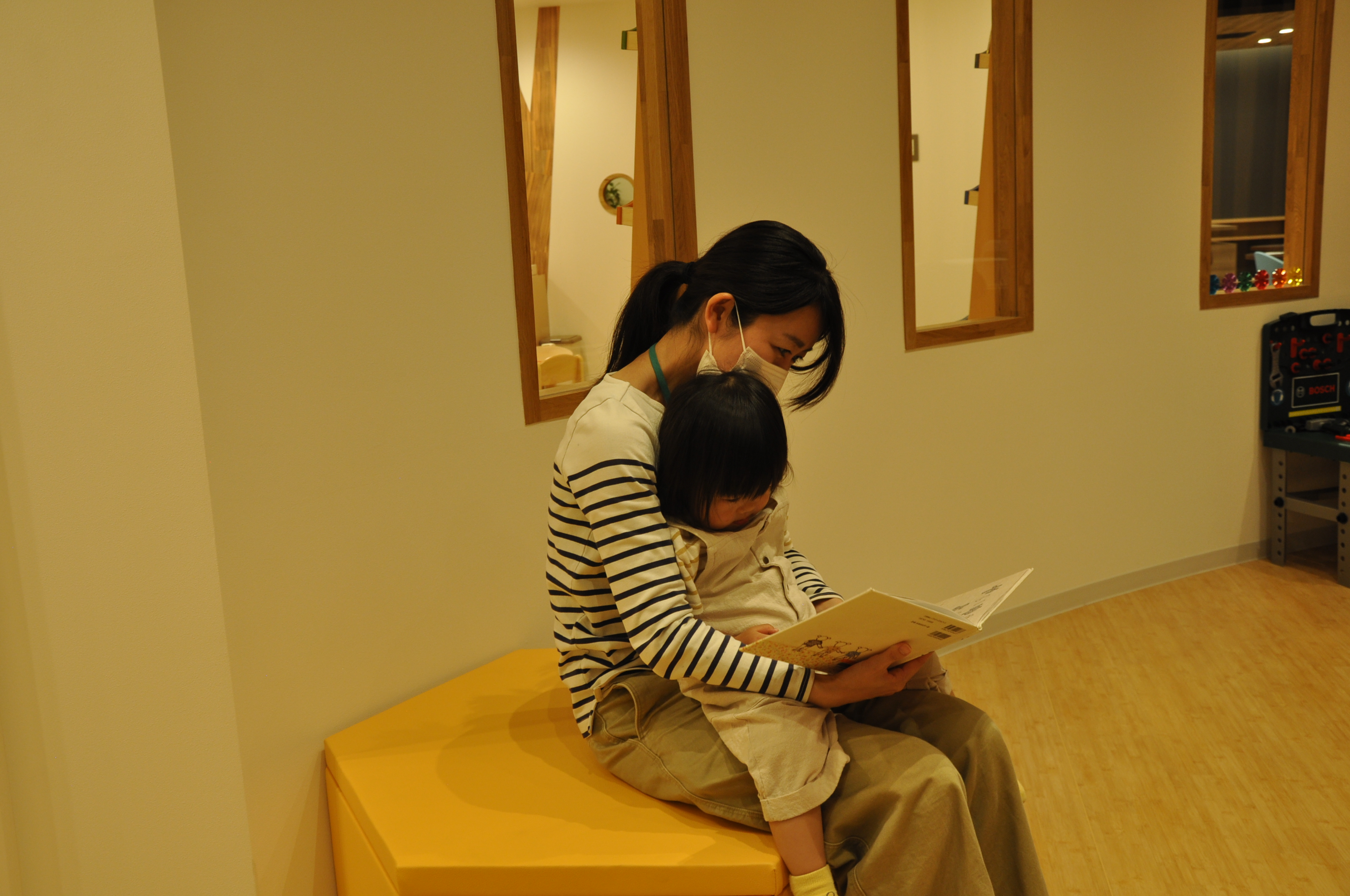 絵本を読む親子