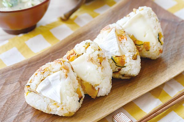 野菜チップスとカマンベールのおにぎり
